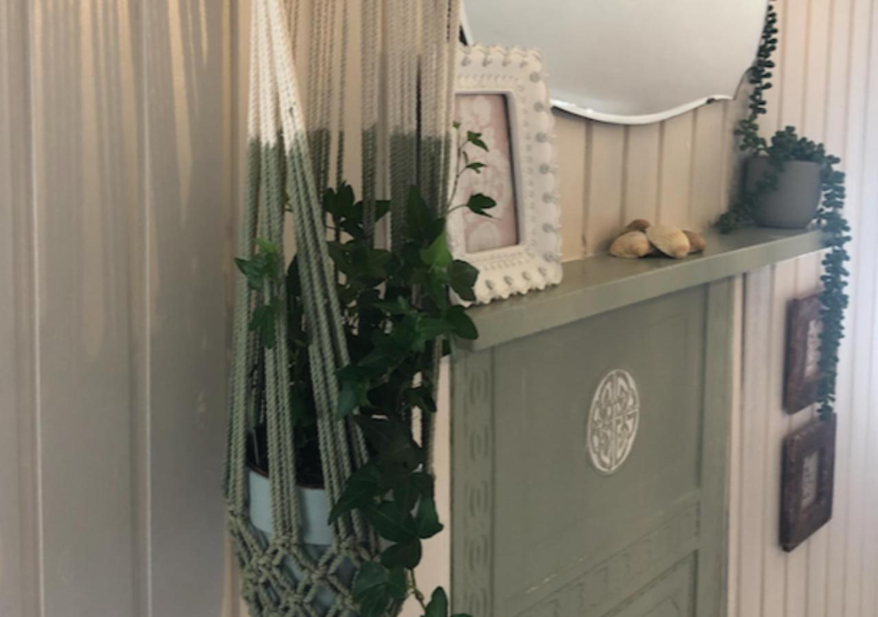 The Pink Cottage Upstairs Suite & Garden Summer Room Whitehead Ngoại thất bức ảnh