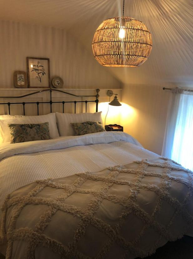 The Pink Cottage Upstairs Suite & Garden Summer Room Whitehead Ngoại thất bức ảnh