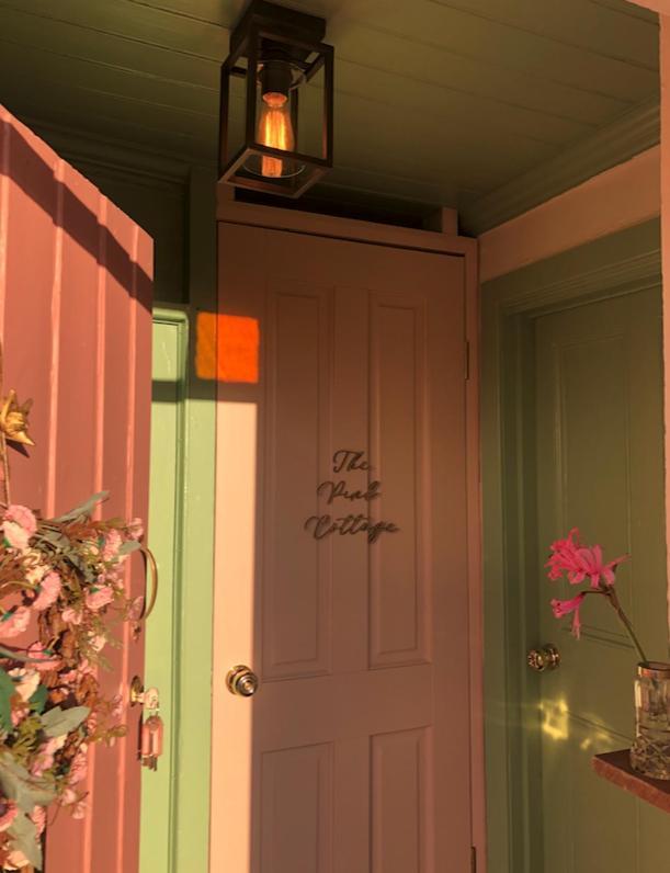 The Pink Cottage Upstairs Suite & Garden Summer Room Whitehead Ngoại thất bức ảnh