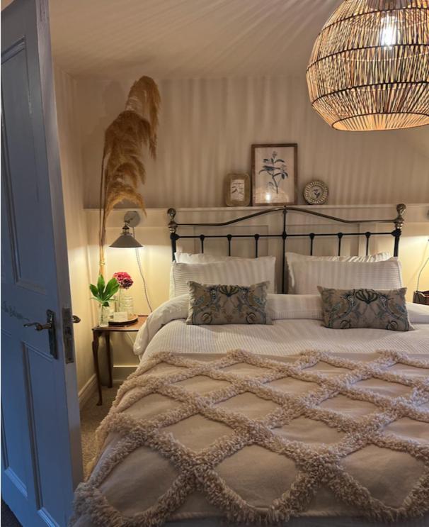 The Pink Cottage Upstairs Suite & Garden Summer Room Whitehead Ngoại thất bức ảnh